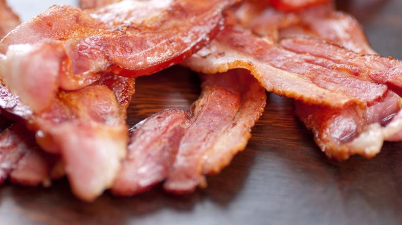 オーブンでカリカリベーコンを焼く方法 | ライフハッカー・ジャパン