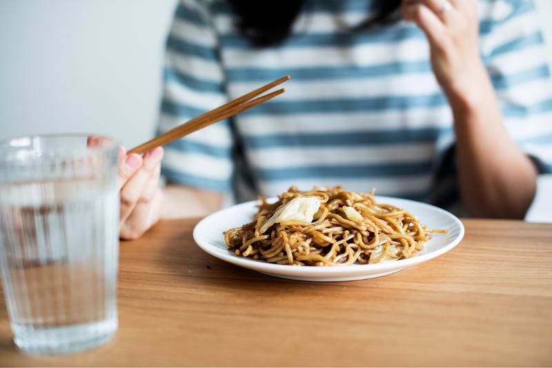 焼きそばを食べる女性