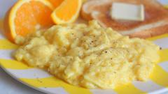 クリーミーなスクランブルエッグを短時間で作るコツ｜朝食レシピ