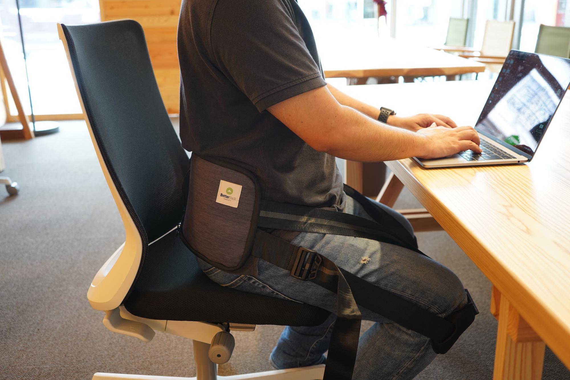 1日最低15分の着用で姿勢が改善される「BetterBack Therapy」を使って 
