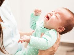 赤ちゃんの泣き声は100デシベル以上。心が折れる前にできる対策は？