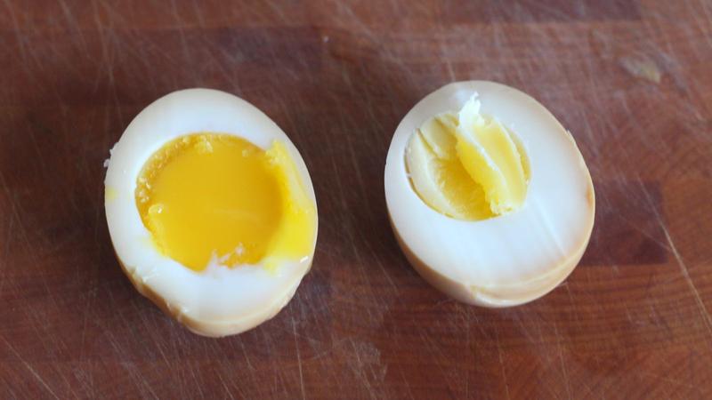 黄身が半熟の卵と固茹での卵