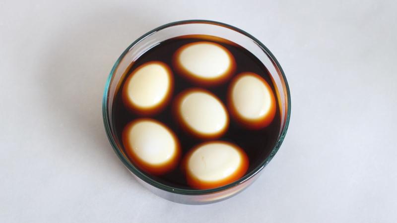 つけ汁に浸した卵6個