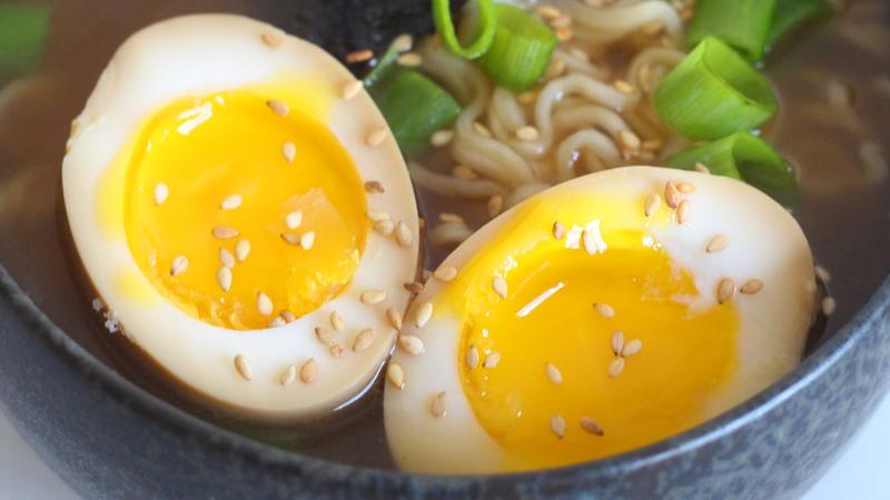 ラーメンに乗せた半熟卵