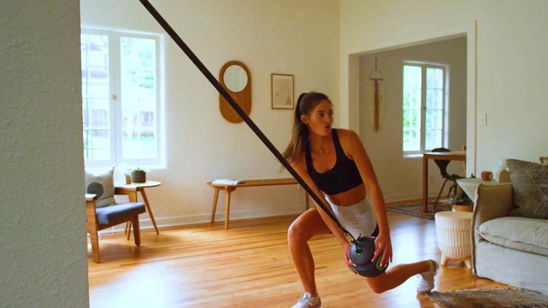 monkii 360を使って室内でトレーニングする女性