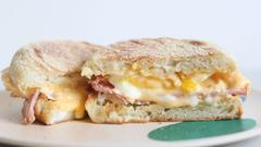 たった5分？ 朝マックのエッグマフィンを自宅で再現する方法｜朝食レシピ