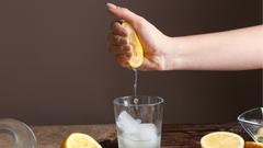 レモン果汁を無駄なく絞るためのひと手間教えます！
