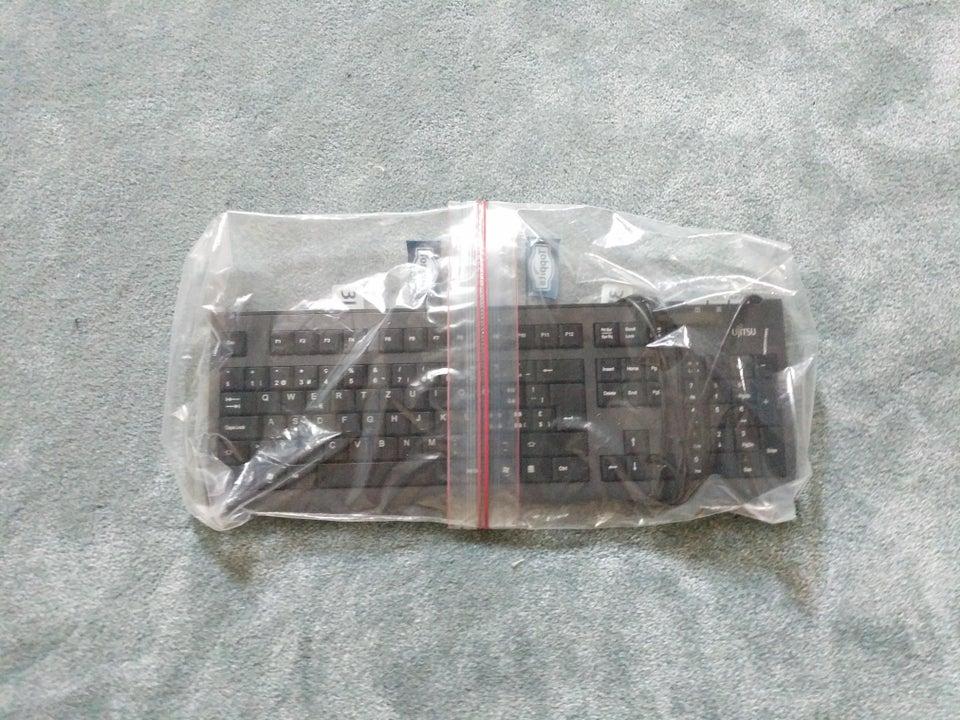 2つ合体させたフリーザーバッグに入れられたキーボード