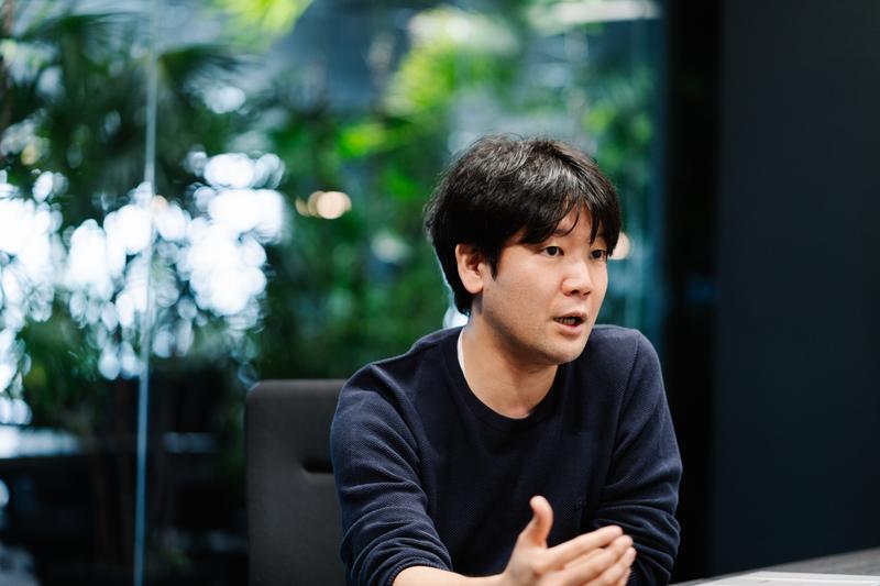 インタビューに答える井上さん