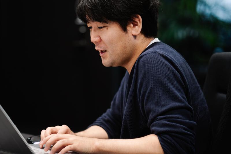 インタビューに答える井上さん