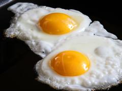 1個しか卵を使ってないのに目玉焼きを2つつくる方法 | ライフハッカー［日本版］