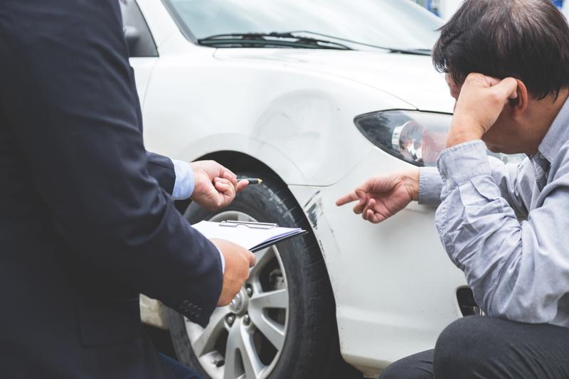 事故をした男性と車