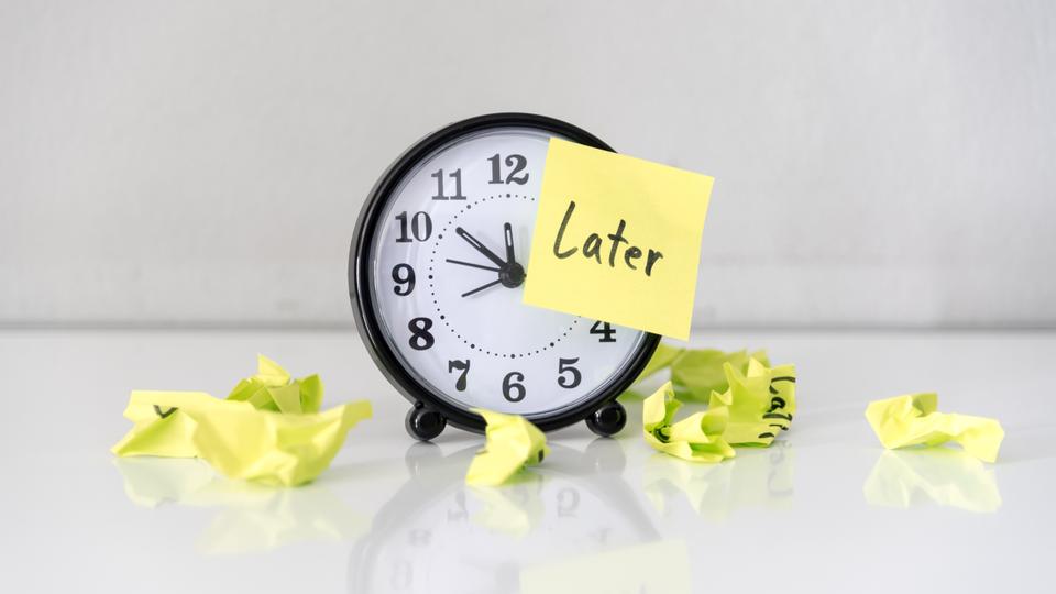 「Later」のメモが貼られた時計