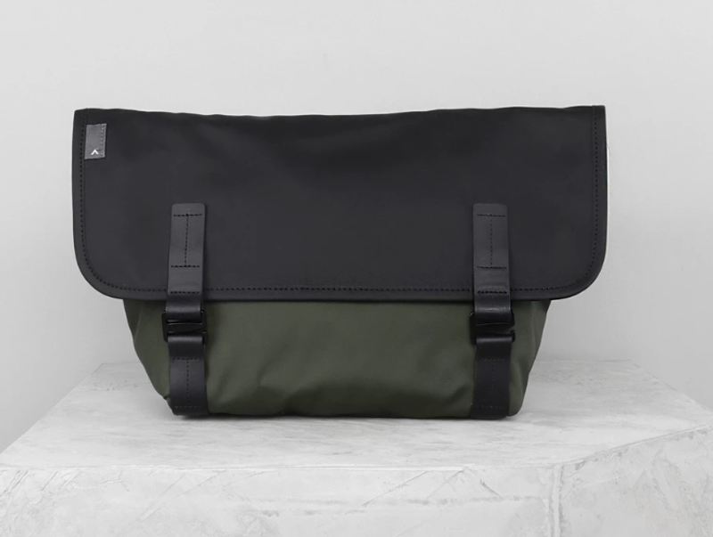 13インチPCも入るTopologieのメッセンジャーバッグに新色登場！ 撥水