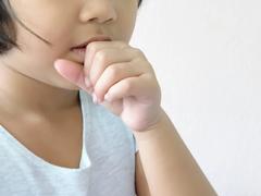 子どものまばたきや咳が多いと｢チック症｣かも。その症状と治療法は？