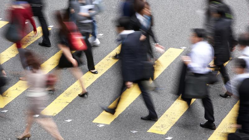 横断歩道を渡る人たち