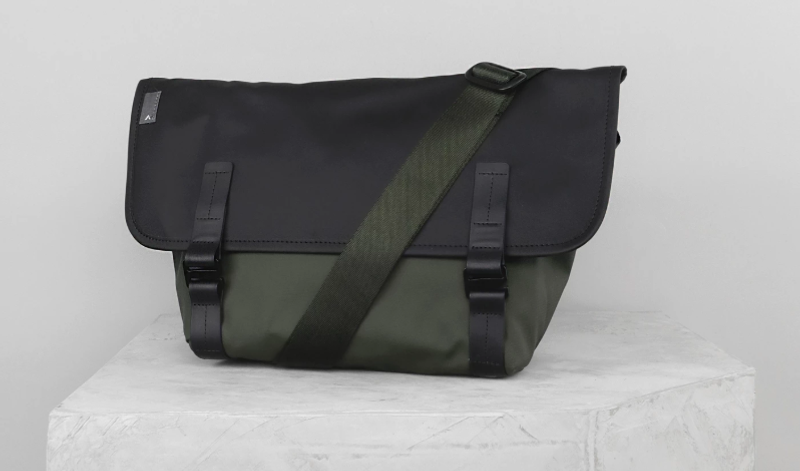 topologie トライアングル メッセンジャーバッグ 13インチPCも入るTopologieのメッセンジャーバッグに新色登場！ 撥水