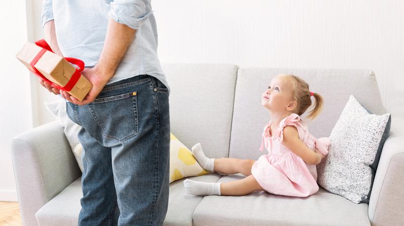 プレゼントを隠す大人、待つ子ども