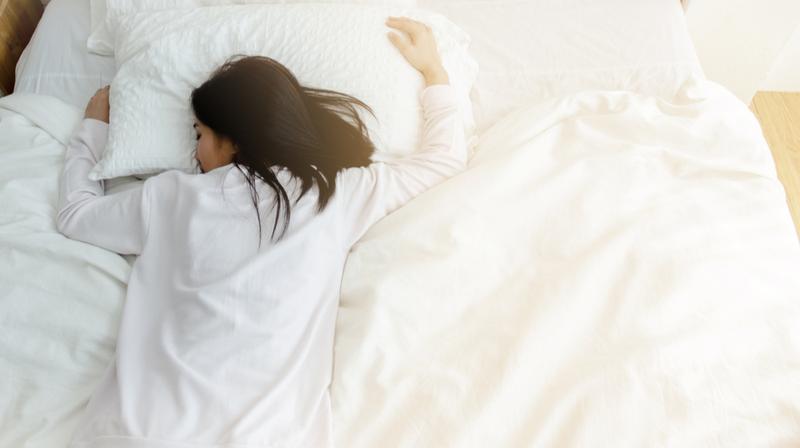 うつ伏せで寝る女性