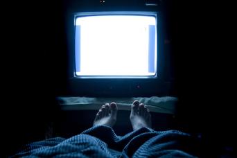テレビをつけたまま寝るのは悪習慣？ 睡眠への影響は