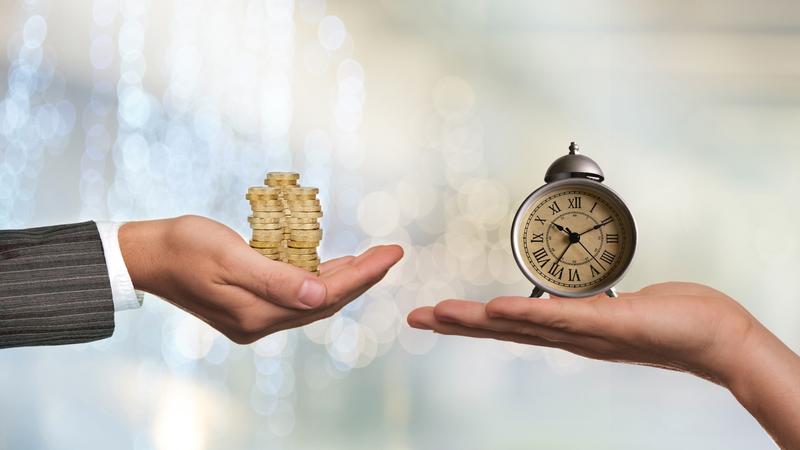 お金と時計をそれぞれ持つ人
