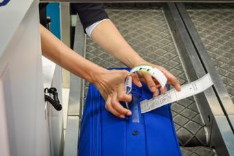 手荷物の預け入れはフライトの何時間前からできるの？
