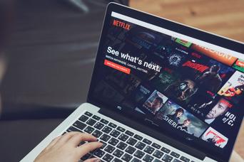 Netflixで映画やドラマを観る前に、評判をチェックできる拡張機能｜Google Chrome