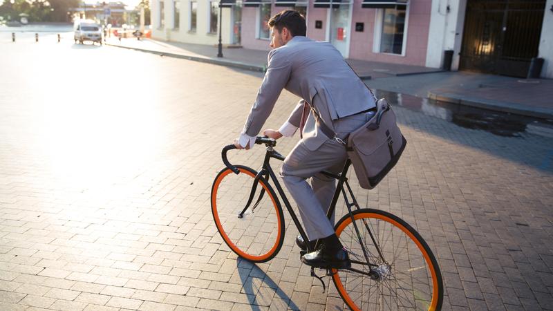 自転車に乗って通勤する男性
