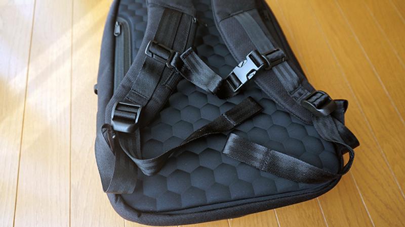 シンプルな見た目なのに多機能なバックパック。通勤から旅行まで使える「WEXLEY STEM BACKPACK」 | ライフハッカー・ジャパン