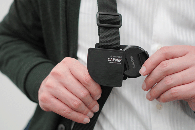 一眼レフカメラの新たな相棒発見！レンズキャップホルダー「CAPNiP」を使ってみた | ライフハッカー・ジャパン