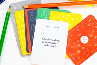 夕食時に子どもとの会話が弾むカードゲーム「Little Talk Deck」