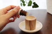 ワンコインで手間いらず！精油をたらすだけで香り広がる木のアロマディッシュ