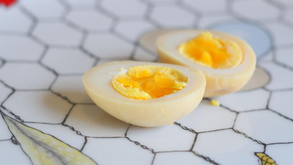 2つに切られた味付け卵