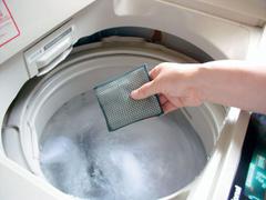 洗濯機に入れるだけ。天然の｢ヨード｣の力で3カ月防カビでき、洗濯物も除菌・消臭！