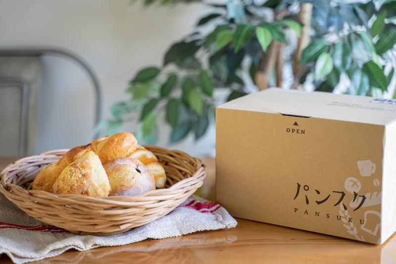 テーブルの上に置かれたパンとパンスクの箱