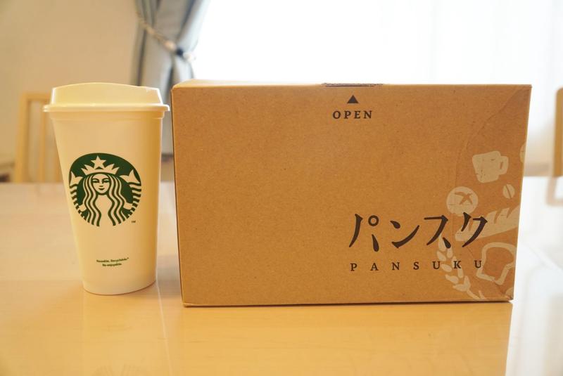 届いたパンスクの箱とスタパのカップの比較