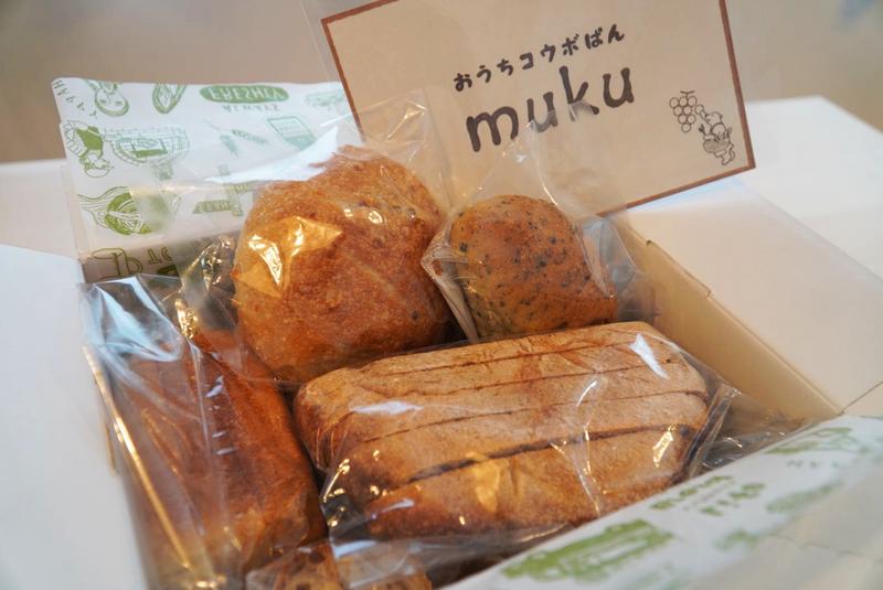 箱に詰められたパン