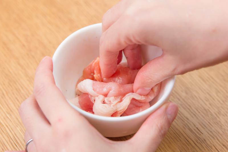 豚肉に味付けする