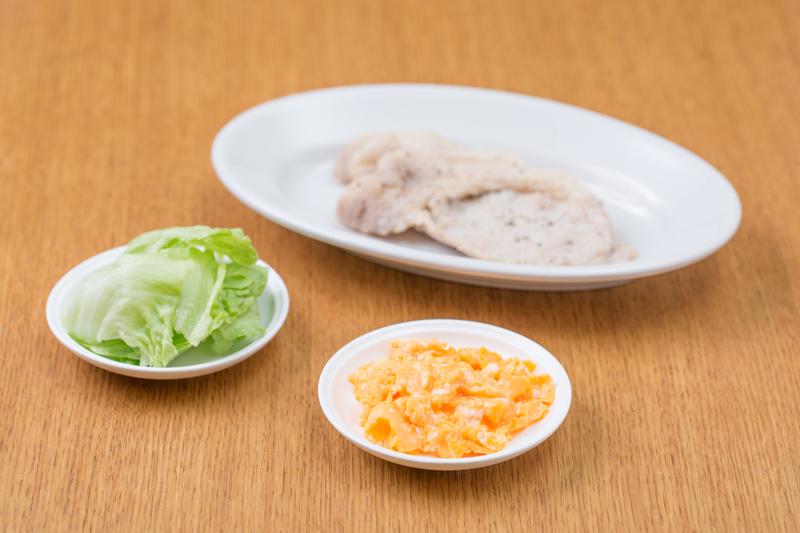 レタスとスクランブルエッグと焼いた豚肉