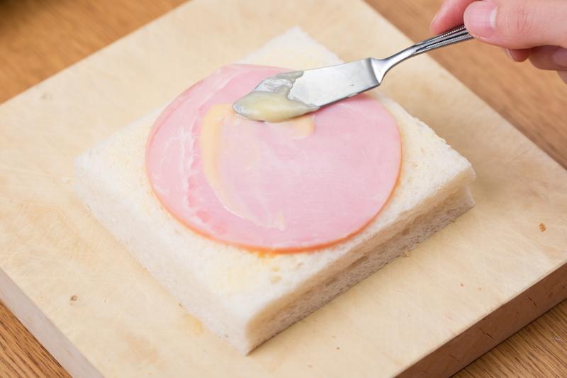 ハム載せてマヨネーズを塗る