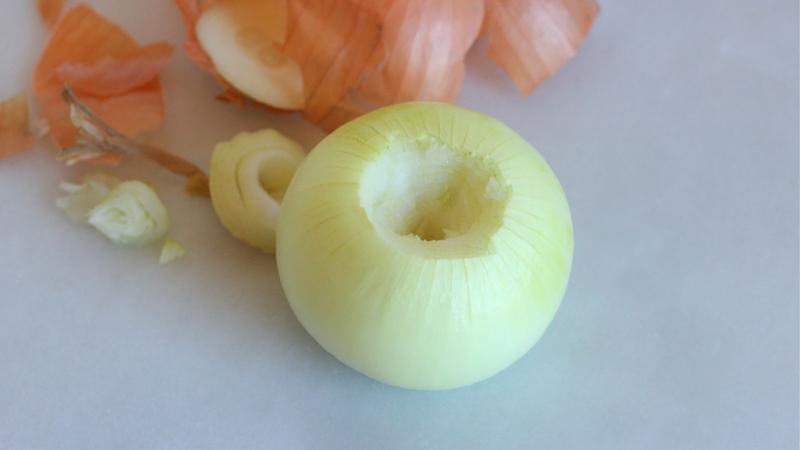 芯の上部をくり抜いたタマネギ