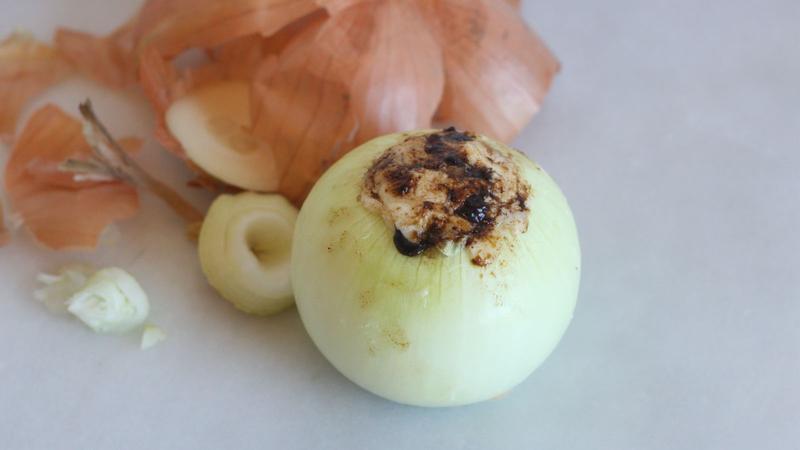 くり抜いた穴にバターとブイヨンを詰めたタマネギ