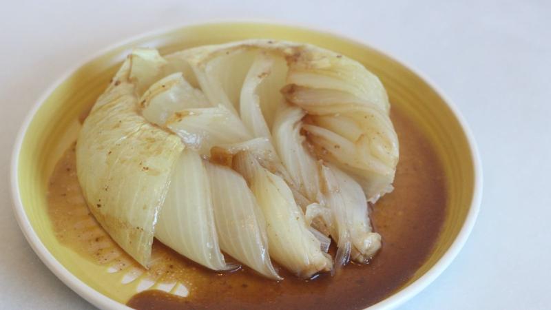 切ってお皿に載せた焼きタマネギ