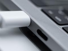 Macbookの充電ケーブルを間違ったポートに接続していませんか？