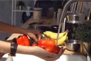 消毒しないで！食の専門家が教える、野菜や果物の正しい洗い方