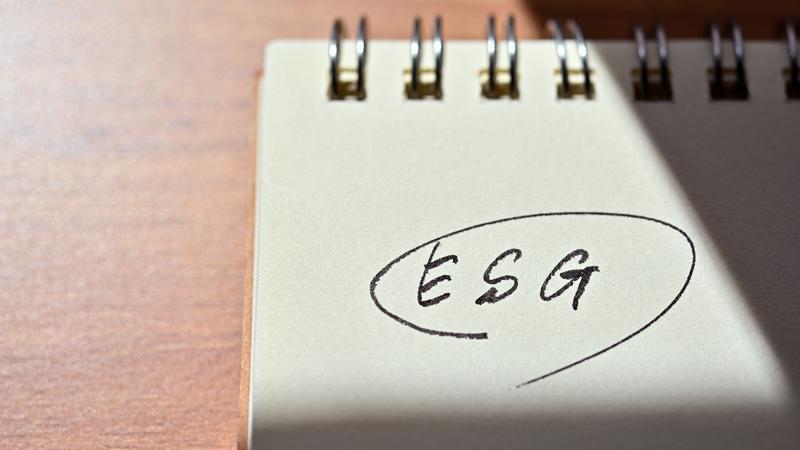 ESGと書かれたメモ帳