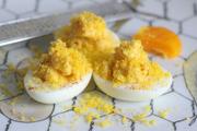 卵の旨味凝縮！ 卵黄の塩漬けを使った究極の「デビルドエッグ」レシピ