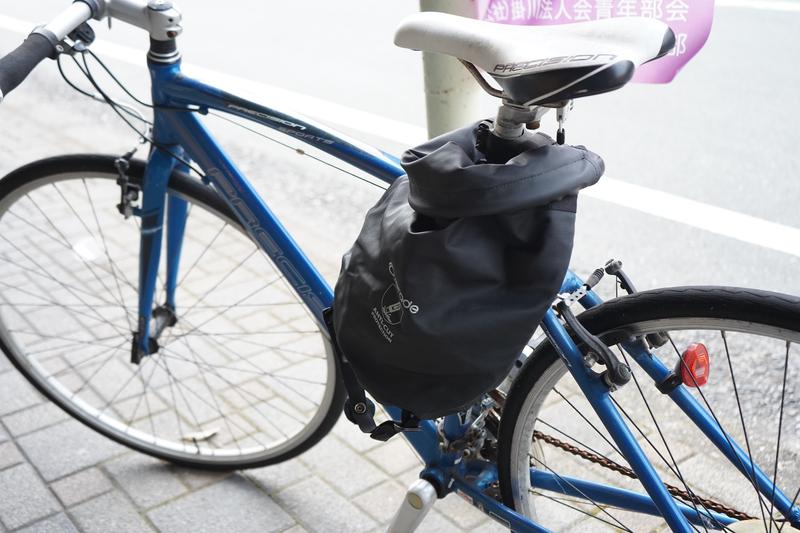 サイクリングのお供に。チェーンロックとしても使える防水バッグ