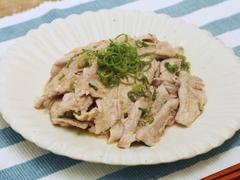 レンジでチンして和えたらすぐ完成。｢ゆで豚の柚子胡椒和え｣超時短レシピ