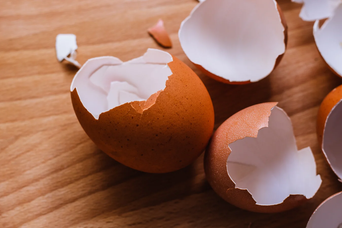 卵の殻を簡単に取り除く方法